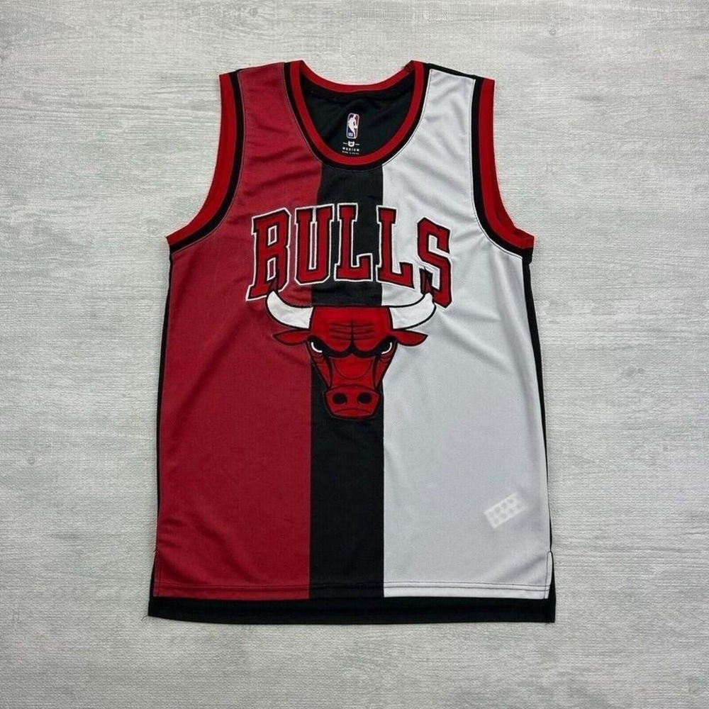 Chicago Bulls Basketball Jersey Adult Medium Red‎ Black Bull Logo NBA